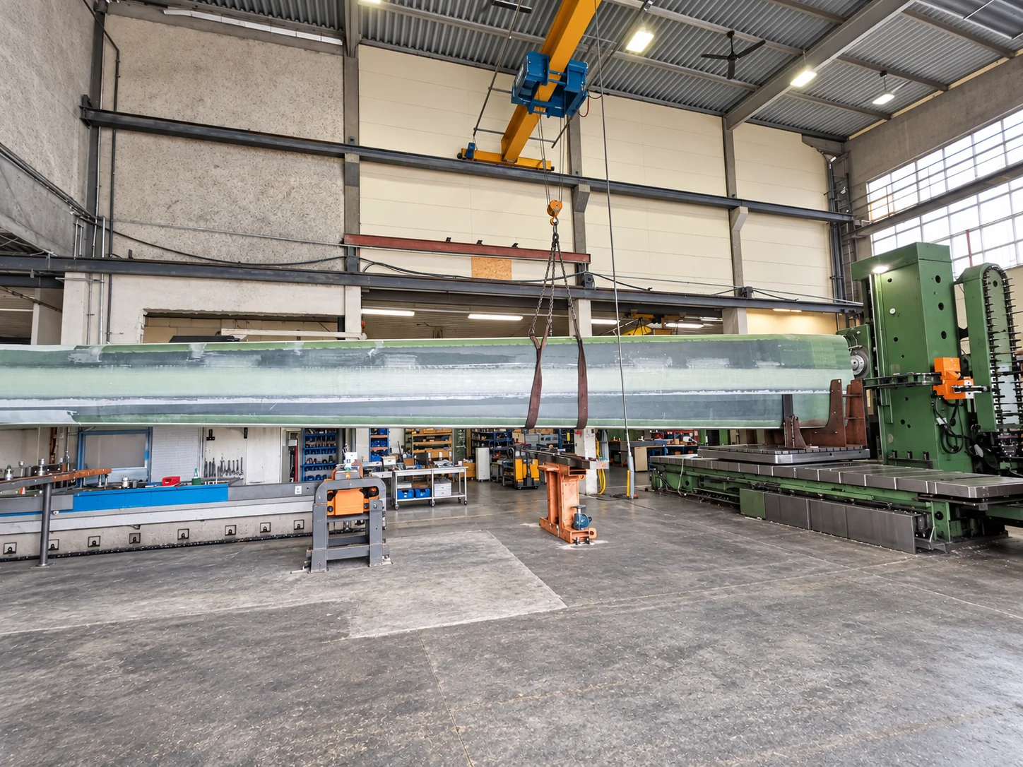 Rotorblattbauteil mit Kran, Aufspannung und Bohrwerk